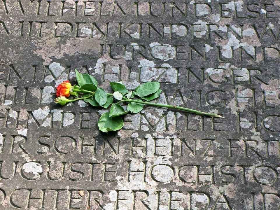 Auf dem Plattenband  um das Gemeinschaftsgrab stehen die Namen vieler Opfer.   | Foto: Arnd Henke