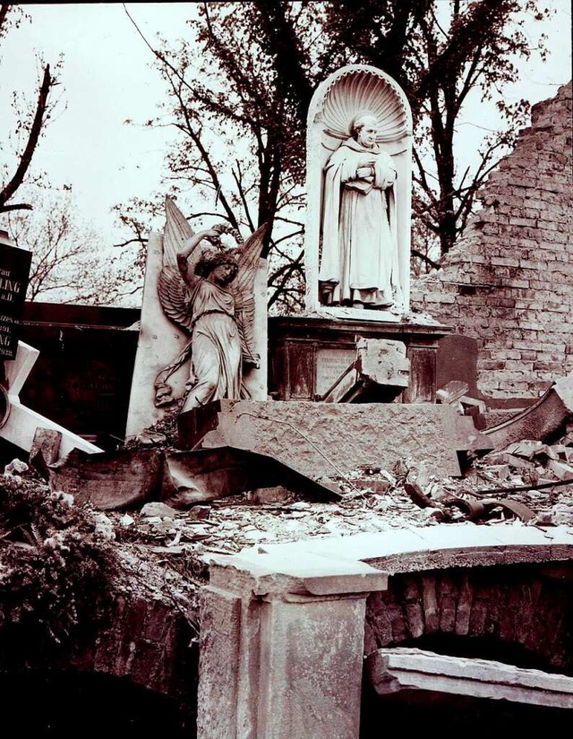 Die Gruftenhalle an der Ostmauer des F...im November  1944 ebenfalls zerstrt.   | Foto: Stadtarchiv