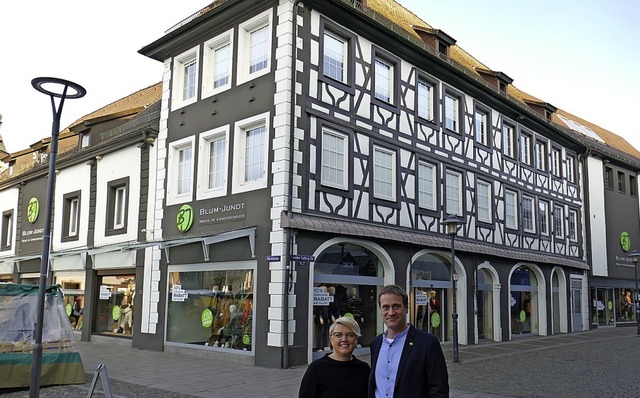 Annette und Marcel Jundt-Schttle vor ...che Kaufhaus Knopf eine Filiale hatte.  | Foto: Marius Alexander