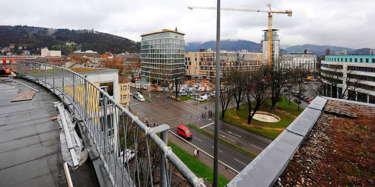 Heute sieht man vom Dach des Unirektor... Neubau am ehemaligen Bakola-Gelände.   | Foto: Ingo Schneider