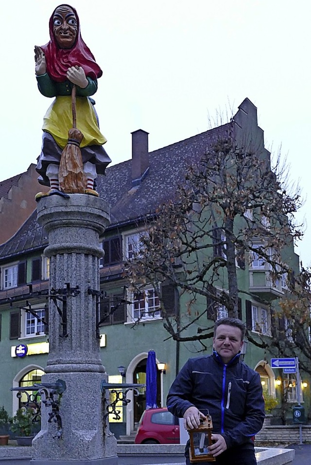 Narrenvater Sven Seidel  gibt  das Lffinger Fasnetmotto  2021 bekannt.   | Foto: Martin Wunderle