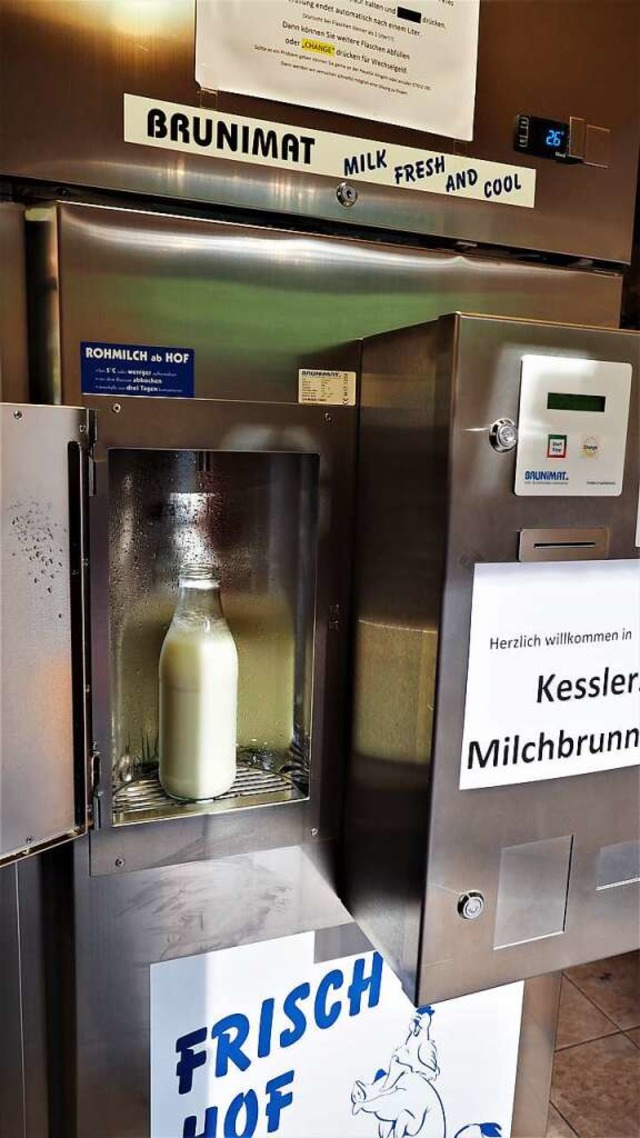 Von der Weide in die Flasche: Frische ...&#8217;s beim Kesslerhof am Automaten.  | Foto: Susanne Gilg