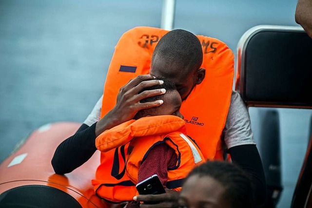 Vor Spanien gerettet: ein Mann mit seinem Sohn.  | Foto: Javier Fergo