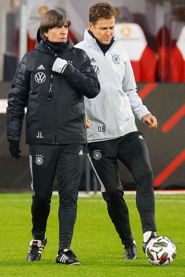 Joachim Lw (links) und Oliver Bierhoff  | Foto: ODD ANDERSEN (AFP)