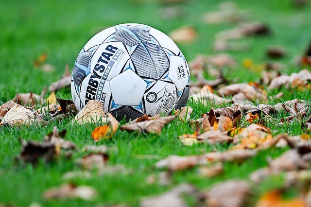 Der Ball ruht und auch das Training der Fuballmannschaften.  | Foto: Patrick Seeger