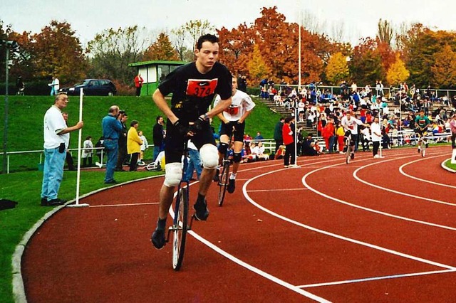 Michael Kempf beim Einradrennen in den 90er Jahren ...  | Foto: Privat