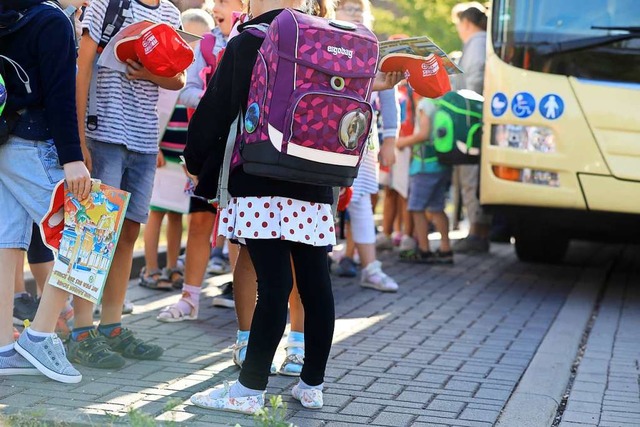 Ihren morgendlichen Schulbus nach Bonn...innen und Schler schuldlos verpasst.   | Foto: Peter Gercke (dpa)