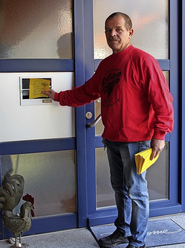 Bernd Brunlin, Zeremonienmeister der Drbel, verteilt  das Motto-Faltblatt.   | Foto: Reinhard Cremer