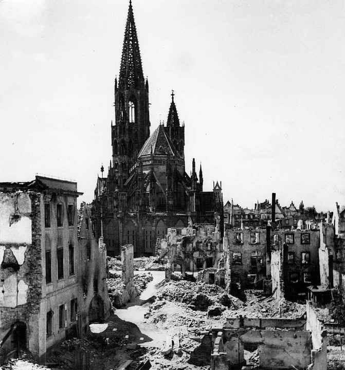 Fast die gesamte Innenstadt liegt w�st...„das Wunder von Freiburg“.  | Foto: Karl M�ller