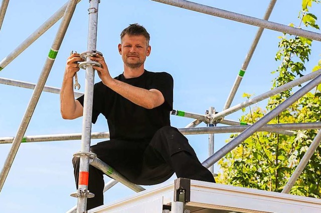 Mario Friese noch beim Aufbau einer Groleinwand  | Foto: Sandra Decoux-Kone