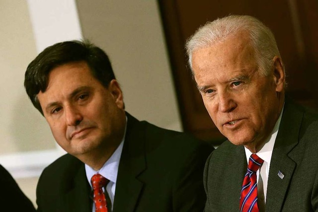 Joe Biden mit Ronald Klain. Das Bild stamt aus dem Jahre 2014.  | Foto: MARK WILSON (AFP)