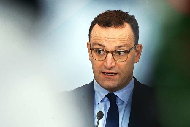 Jens Spahn rechnet mit 6000 Corona-Intensivpatienten noch in diesem Monat.  | Foto: Wolfgang Kumm (dpa)