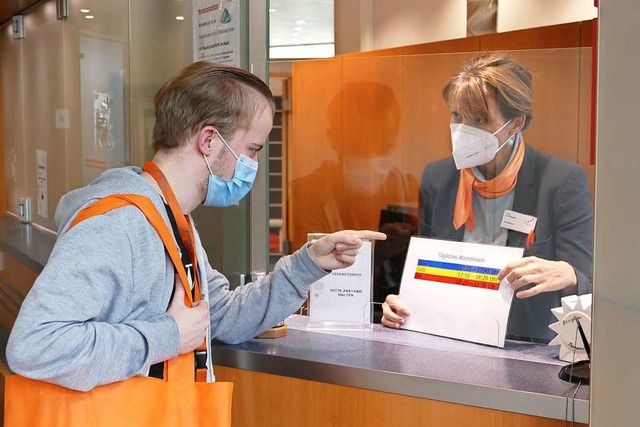 Sicherheit wird gro geschrieben im Re...Personal am Empfang von den Patienten.  | Foto: Axel Kremp