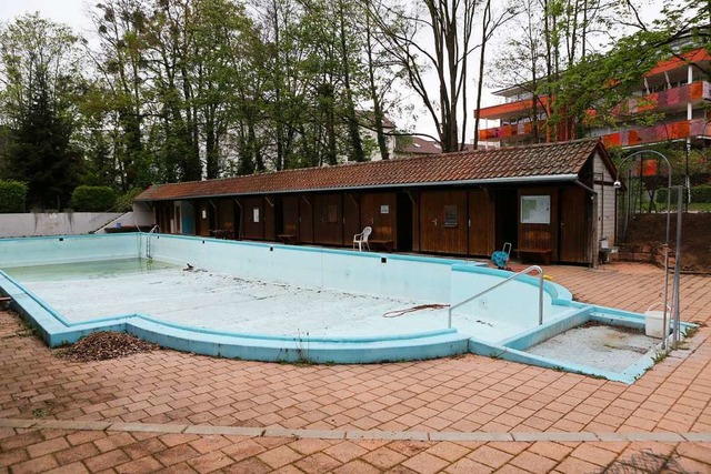 Der Blick ins Aktienbad. Im Hintergrun... Stadtvillen an der Schutter zu sehen.  | Foto: Christoph Breithaupt