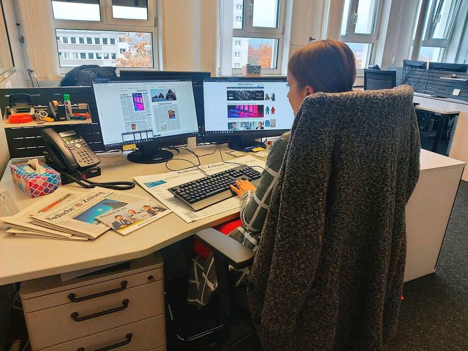 Hannah an ihrem Arbeitsplatz in der Anzeigenabteilung  | Foto: Carina H.