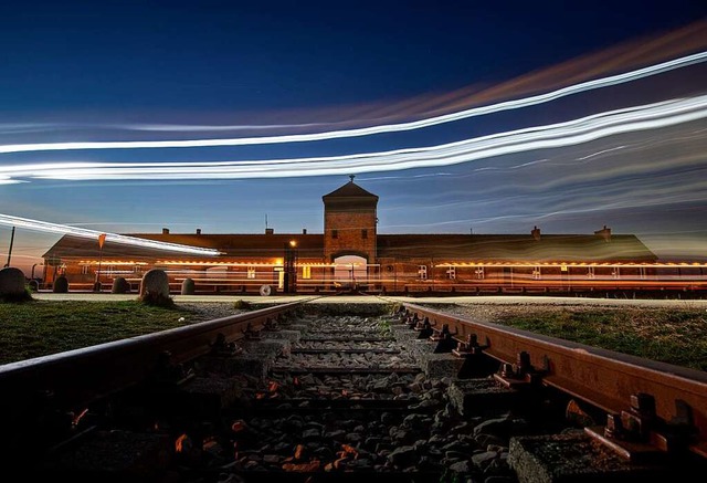 Lichter von vorbeifahrenden Autos sind...onslagers Auschwitz-Birkenau zu sehen.  | Foto: Robert Michael