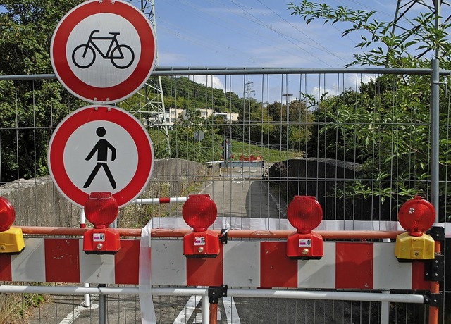 Die Rad- und Fugngerbrcke ber die ...rz wegen maroder Bausubstanz gesperrt.  | Foto:  Schlichter, Juliane