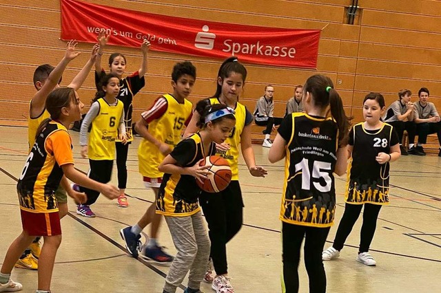 Mit Rieseneifer sind die Viertklssler... fr ihre Schule auf Punktejagd gehen.  | Foto: C.Roos, CVJMLrrach