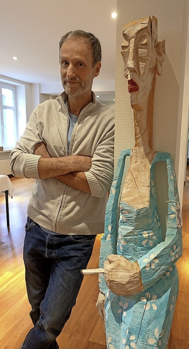 Thomas Ruepp mit einer seiner Frauenfiguren, die er im Hotel Eden zeigt.  | Foto: Roswitha Frey