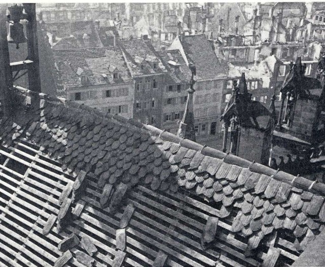 Das Mnsterdach ber dem sdlichen Que...1944 noch Reste der alten Dachdeckung.  | Foto: Privat, Buchauszug