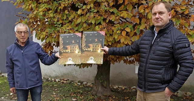 Albert Locher (links) und Jochen Lang ...stellen den diesjhrigen Kalender vor.  | Foto: Alexander Huber