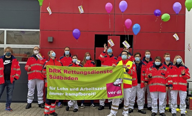 Ballons mit ihren Forderungen lieen B...ettungsdienstes in den Himmel steigen.  | Foto: Verdi