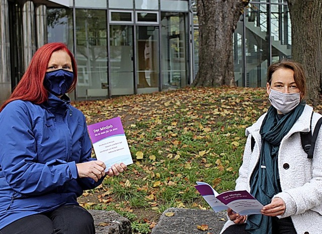 Katharina Katt (li) und Yvonne Baum  p...n die Broschre fr Mini-Jobberinnen.   | Foto: Stadt Emmendingen