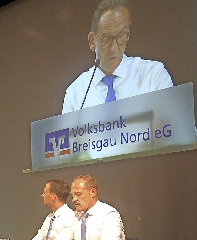 Im Vorjahr wurden Reden auf die Leinwa...terversammlung der Volksbank digital.   | Foto: Georg Vo