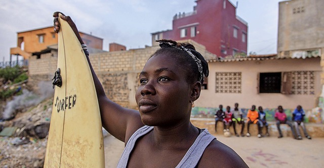 Die senegalesische Top-Surferin Khadjou Sambe  | Foto: Sadak Souici / Le Pictorium via www.imago-images.de