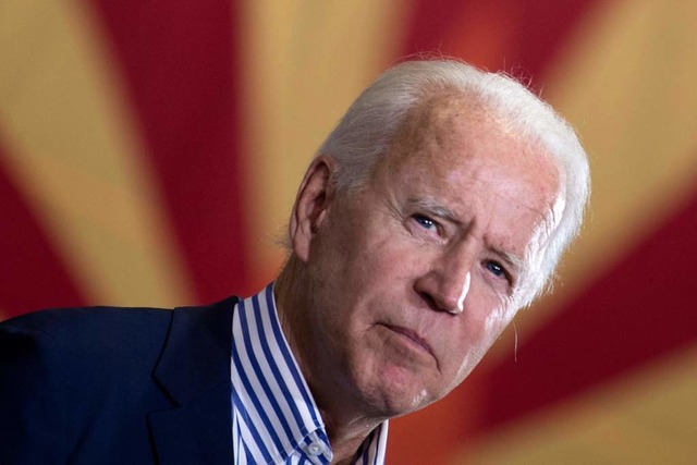 Der designierte US-Prsident Joe Biden...politik  wieder eine Kehrtwende macht.  | Foto: BRENDAN SMIALOWSKI (AFP)