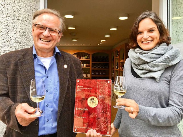 Gnter Linser und Barbara Schneider fe...eiwein vom Tuniberg den Ehrenpreises.  | Foto: BWK/Johanssen