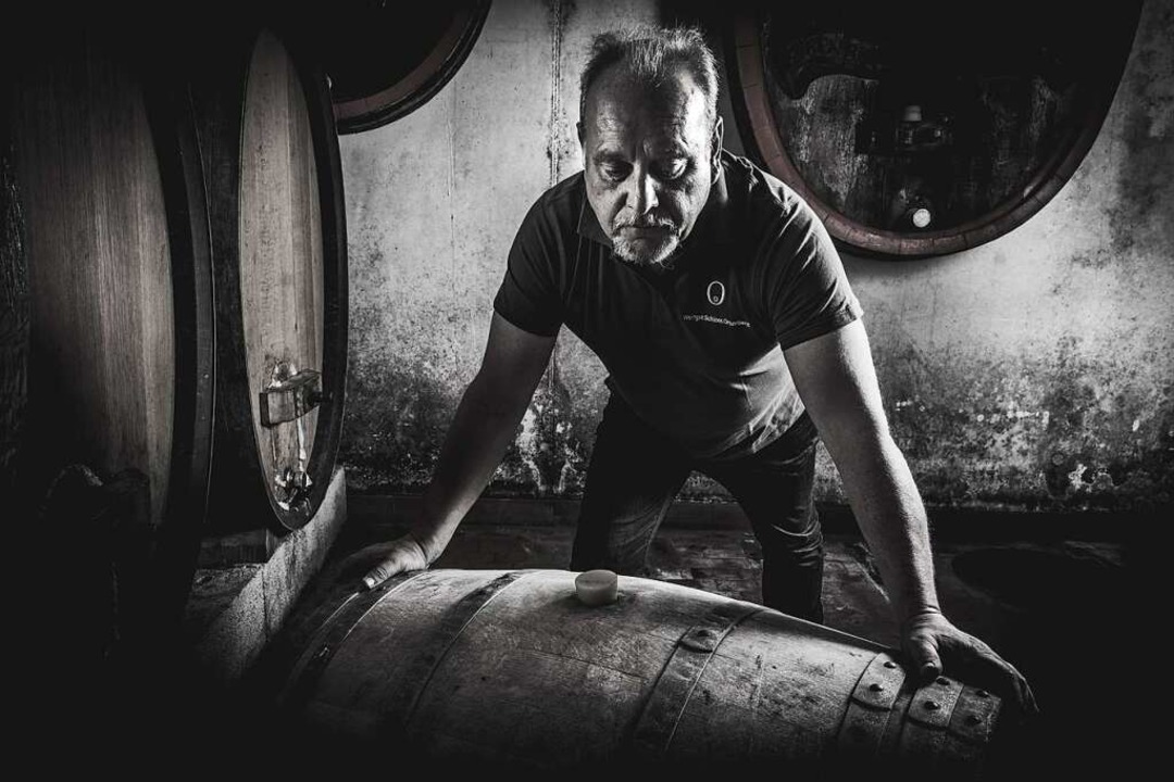 Kellermeister Hanspeter Rieflin steckt...rige Erfahrung in den Ausbau der Weine  | Foto: Weingut Schloss Ortenberg