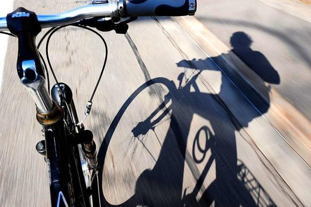 51-Jähriger Mann wirft Geschirr und Glasflaschen nach Radfahrer in Freiburg