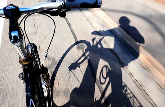 Die Polizei sucht einen Radfahrer, der...t Geschirr beworfen wurde (Symbolbild)  | Foto: Ingo Schneider