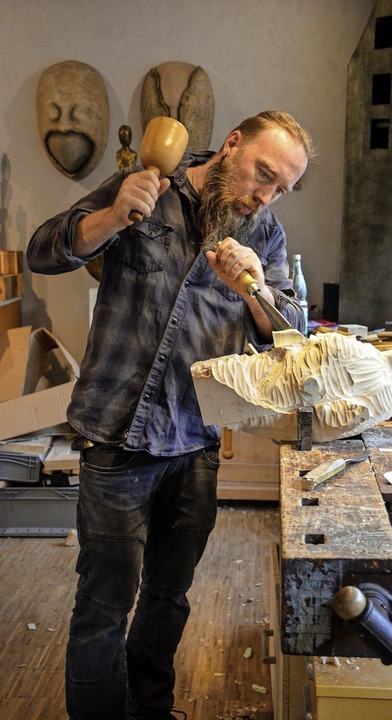 Kreativ mit dem Werkstoff Holz: Simon Stiegeler aus Grafenhausen bei der Arbeit  | Foto: Gabriele Hennicke