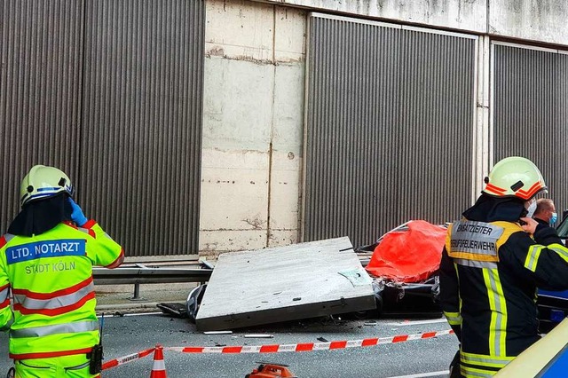 Eine tonnenschwere Betonplatte ist auf...rzt und hat eine Autofahrerin gettet.  | Foto: Daniel Evers, WupperVideo (dpa)