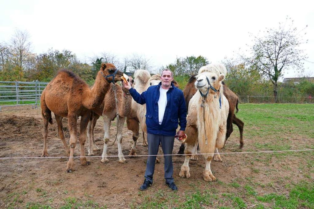 Zirkusbesitzer Edmund Kaiser mit einigen seiner Tiere  | Foto: Susanne Ehmann