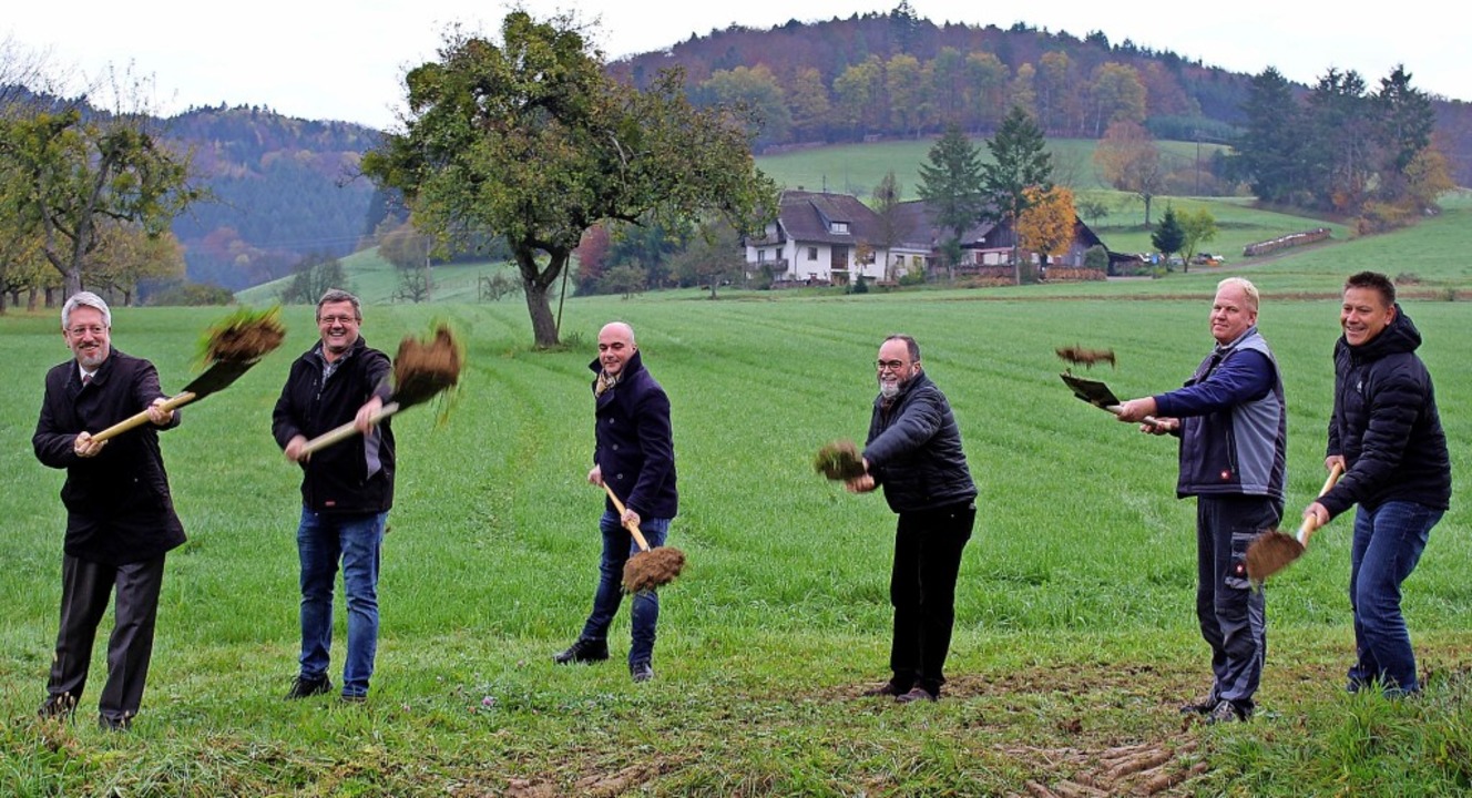 Mit dem Spatenstich symbolisierten sie...r, Michael Baumann und Frank Krmer.    | Foto: Reiner Beschorner