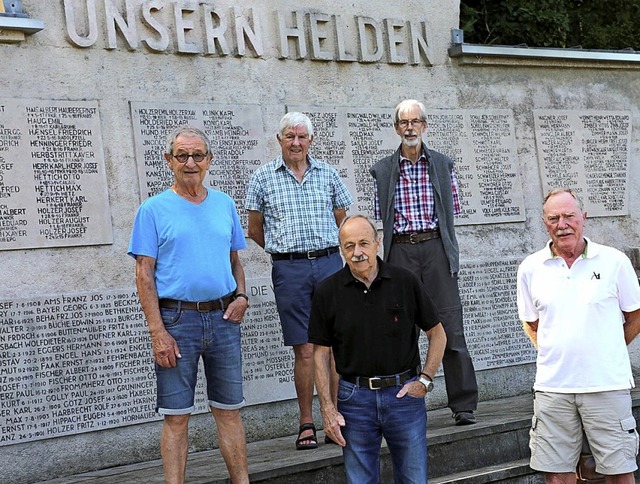 Peter Wrmle, Richard Ruppenthal, Gnt...links),  im Juli vor dem Heldenkreuz.   | Foto: Dirk Lahmann