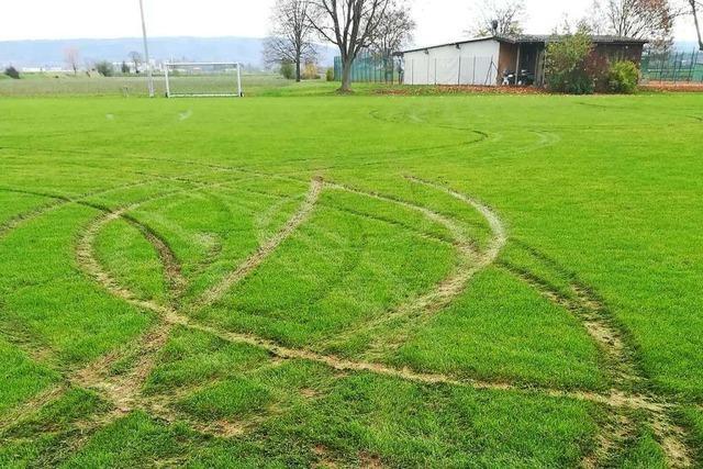 Unbekannte Autofahrer zerstören den Rasenplatz des Sportvereins Grafenhausen