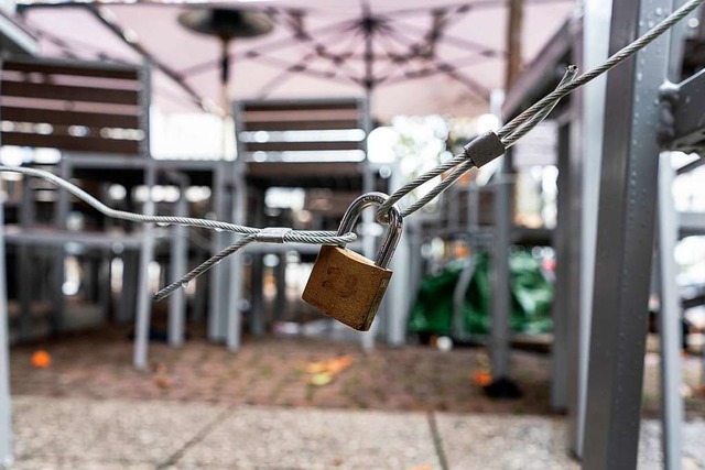 Vielerorts sind die Sthle mit Schlssern gesichert.  | Foto: Frank Rumpenhorst (dpa)