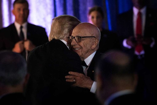 Da hatten sie sich noch lieb: Donald Trump und Rupert Murdoch 2017  | Foto: Brendan  Smialowski (AFP)