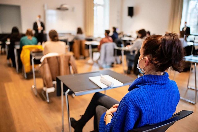 Schler und Schlerinnen nehmen mit Mu...ht in einem Gymnasium in Mnchen teil.  | Foto: Matthias Balk (dpa)