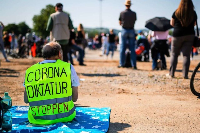 Querdenken-Demonstrant im Mai in Stuttgart.  | Foto: Christoph Schmidt (dpa)