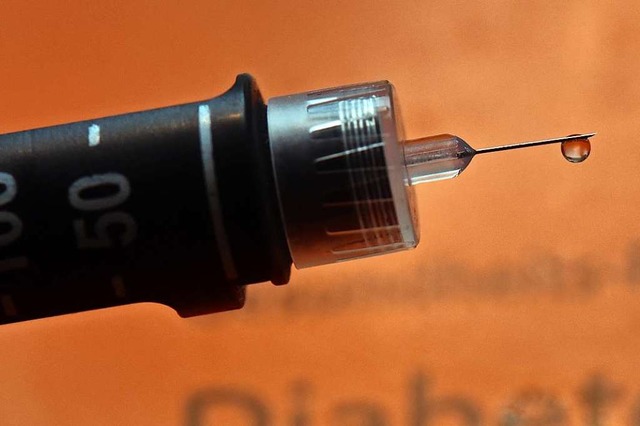 Insulintropfen an der Nadel einer wied...ndbaren Spritze, einem sogenannten Pen  | Foto: Matthias Hiekel (dpa)
