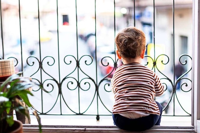 Kleine Kinder mssen betreut werden, das hat Vorrang vor der Arbeit.  | Foto: Cavan Images (www.imago-images.de)