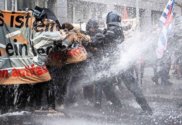 Die Polizei setzte Wasserwerfer ein: Z...gen die &#8222;Querdenker&#8220;-Demo.  | Foto: Boris Roessler (dpa)