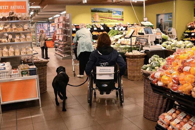 Instruktorin Simone Ruscher bt mit den Hunden auch im Supermarkt.  | Foto: Annette Mahro
