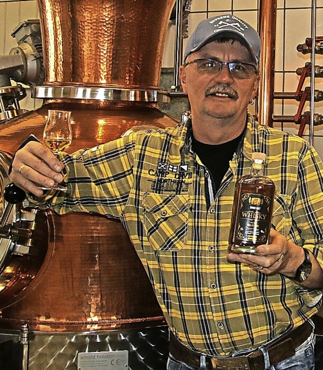 Johannes Waldkircher ist stolz auf den ersten eigenen Whisky.  | Foto: Holzwarth, Sandra