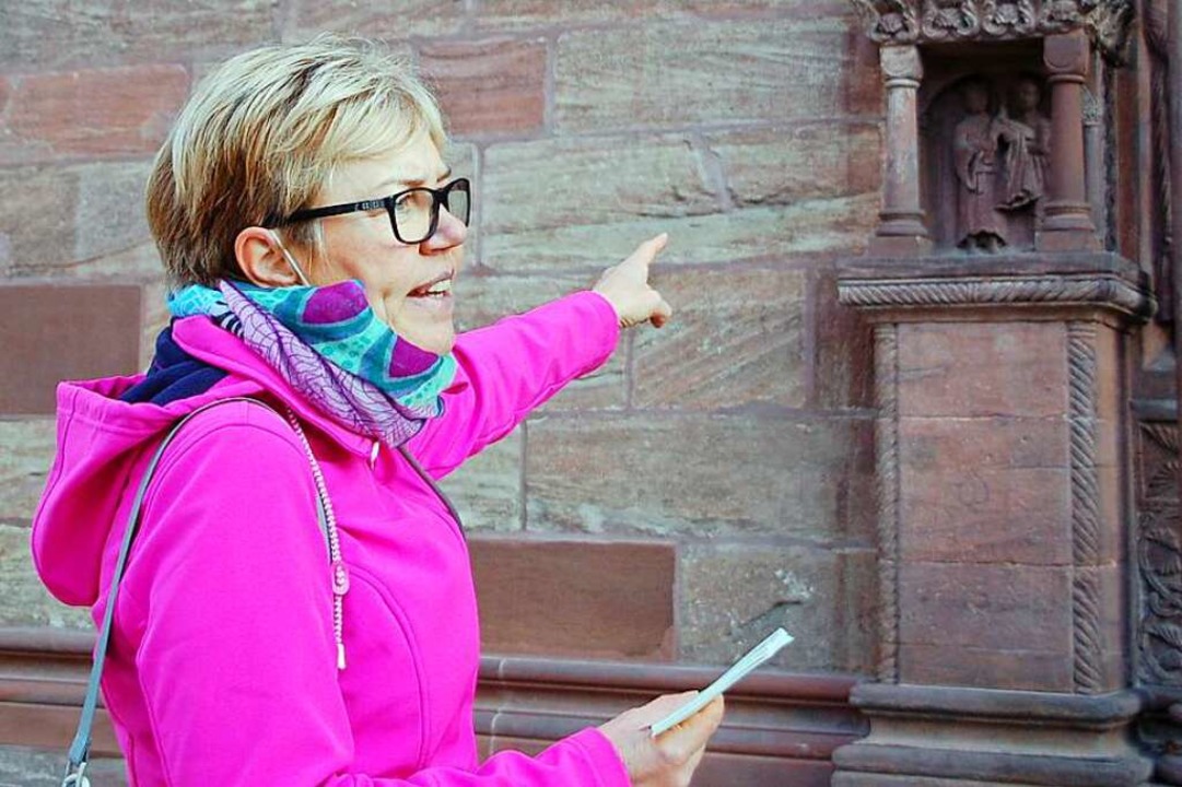 Angie Fricker erläutert die Besonderheiten der Galluspforte am Basler Münster.  | Foto: Petra Wunderle